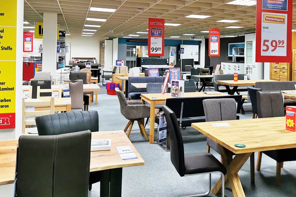 Bei ROLLER Villingen-Schwenningen gibt's im Abverkauf satte 70 Prozent Rabatt¹ auf fast alle Möbel.