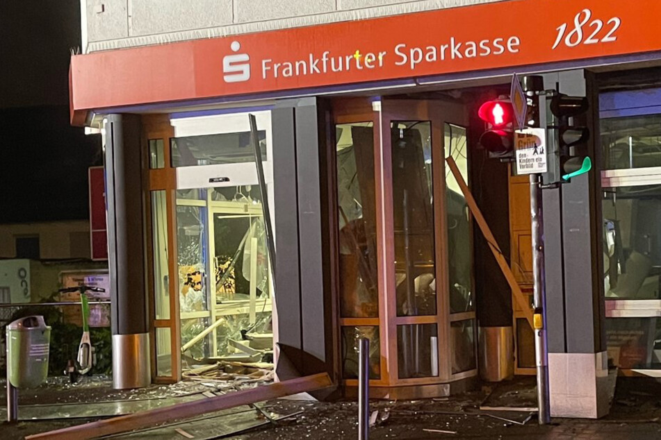 Audi-Gang schlägt wieder zu: Geldautomat in Frankfurt gesprengt, Täter flüchtig!