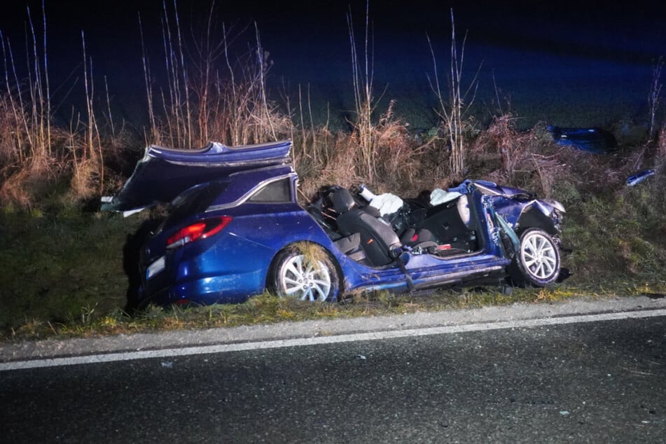 Weil mehrere Personen eingeklemmt waren, musste die Feuerwehr teils mit schwerem Gerät anrücken.