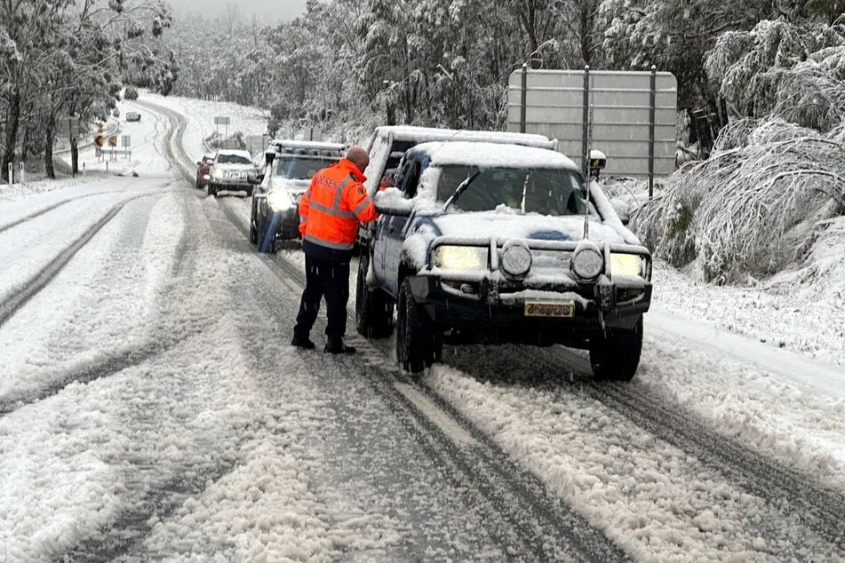 Doch viele Autofahrer wurden von den Schneemassen überrascht.