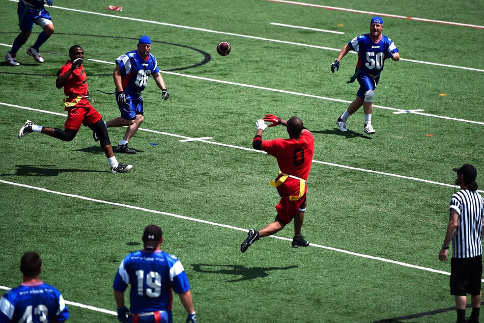 Le flag football se distingue du football américain classique uniquement par l'interdiction des plaquages physiques.