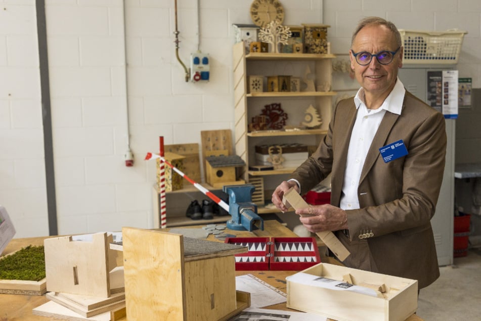 Detlef Wuttke (64, CDU) warb bei Nachbarin Sindy Hallo (47) persönlich um Verständnis, äußerte sich auf Anfrage aber nicht zum Bauturbo.