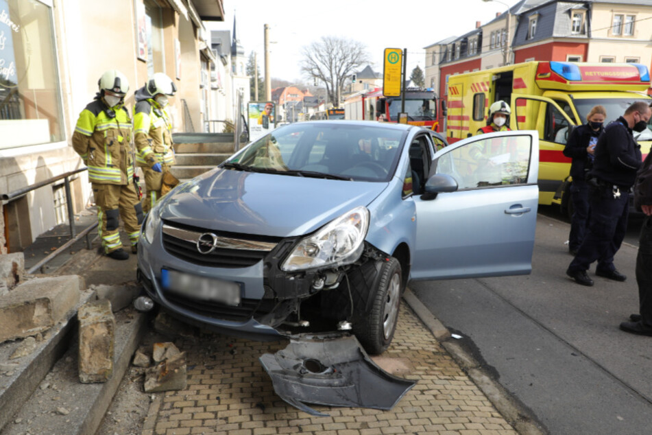 Der Opel Corsa kam an der Treppe vor der Bäckerei zum Stehen.