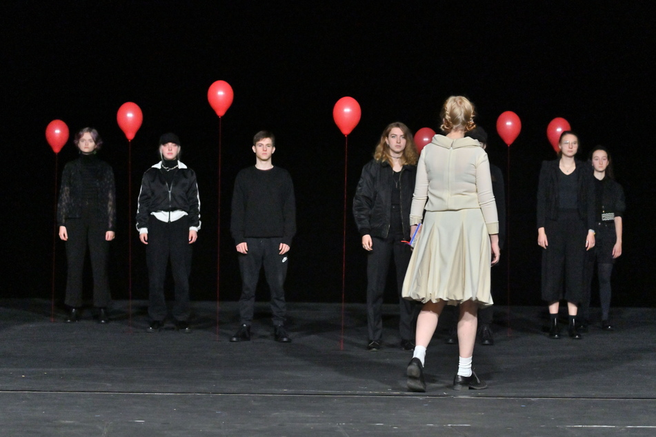 Sabeth Raupach (17, v.) beäugt als "Selma" ihre Schauspielkollegen