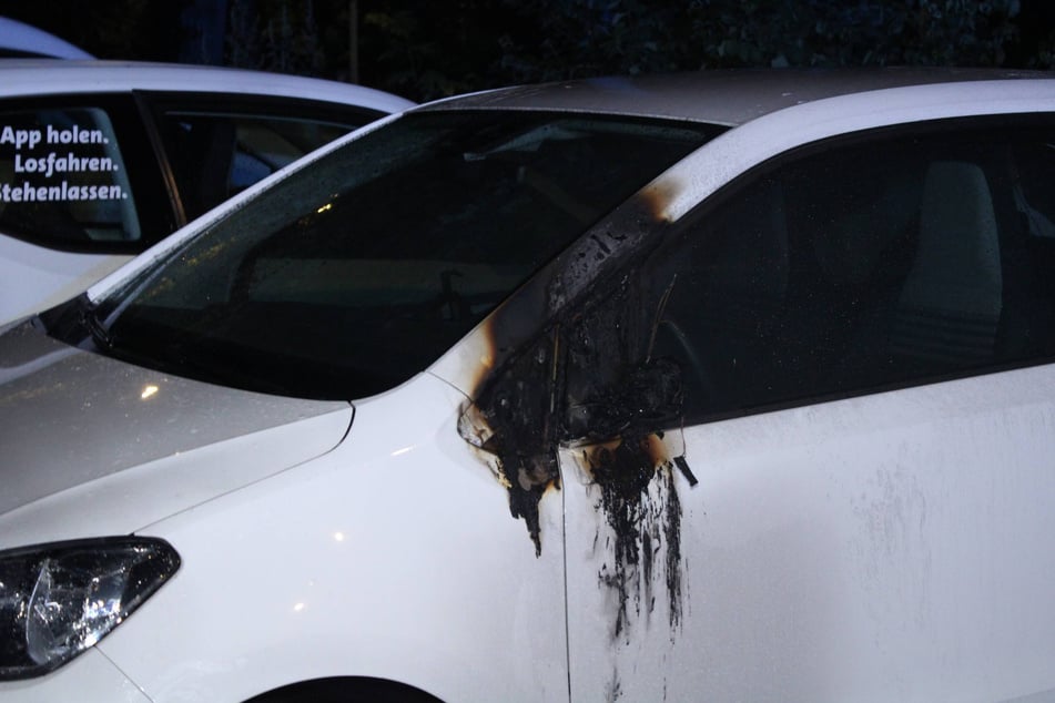 Der Täter hatte einen Brandsatz auf dem Außenspiegel der Fahrerseite des VW-Kleinwagens platziert.