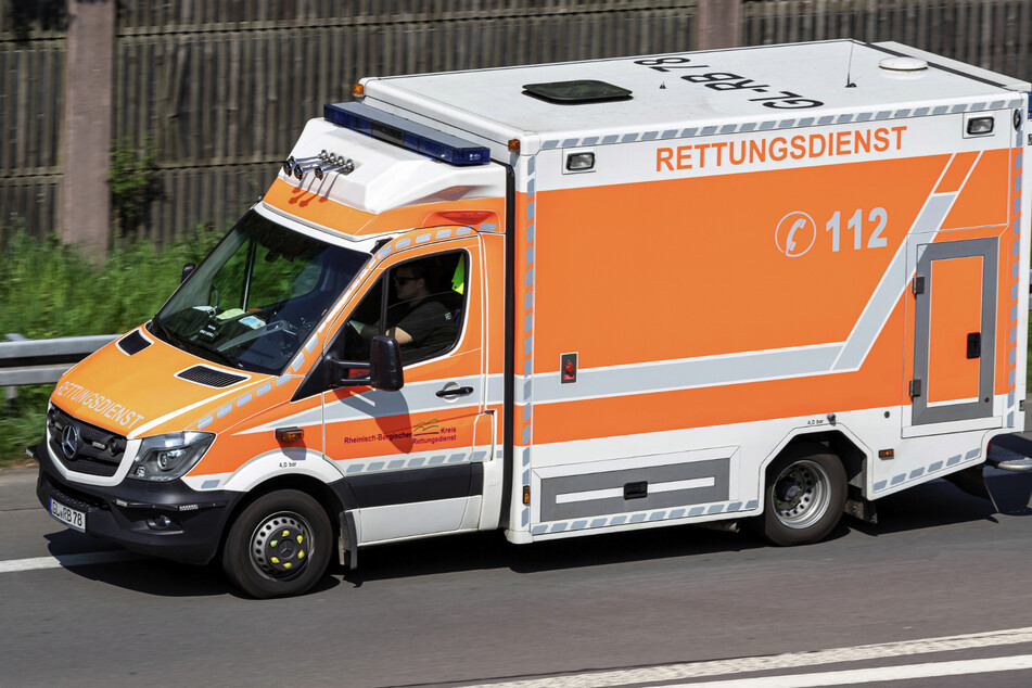 VW rast in Rettungswagen: Sanitäter schwer verletzt!
