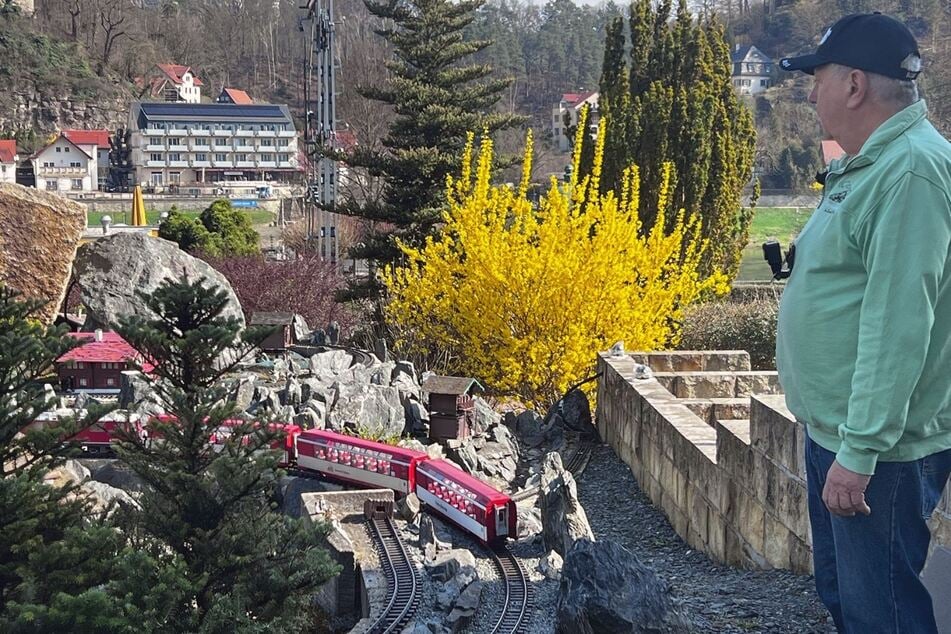 Lothar Hanisch (72) ist auch nach 20 Jahren immer noch überwältigt von seiner riesigen Garteneisenbahnanlage.