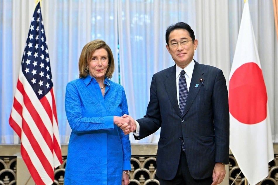US House Speaker Nancy Pelosi (l.) shakes hands with Japanese Prime Minister Fumio Kishida (r.) during a meeting at the prime minister's official residence in Tokyo.