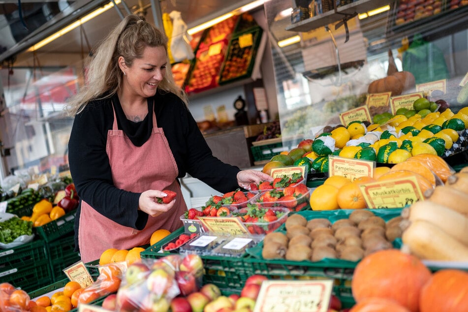 Marktverkäuferin Adriana Kurth sortiert an ihrem Stand Obst.