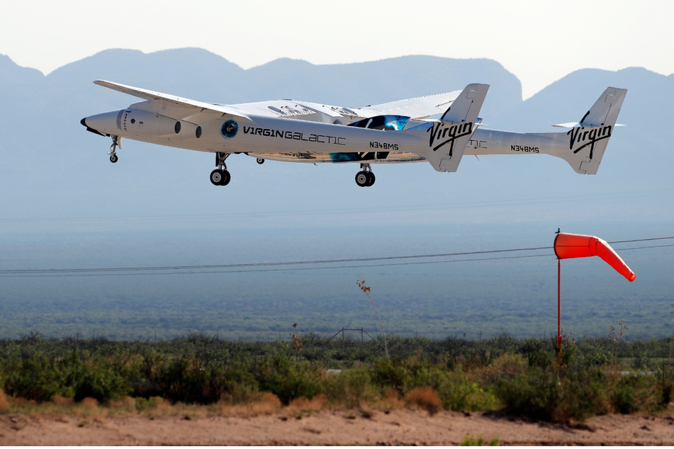 Ein Raketenflugzeug des US-Raumfahrtunternehmens Virgin Galactic mit zwei Astronauten und drei Astronauten an Bord hob ab in Richtung Weltraum.