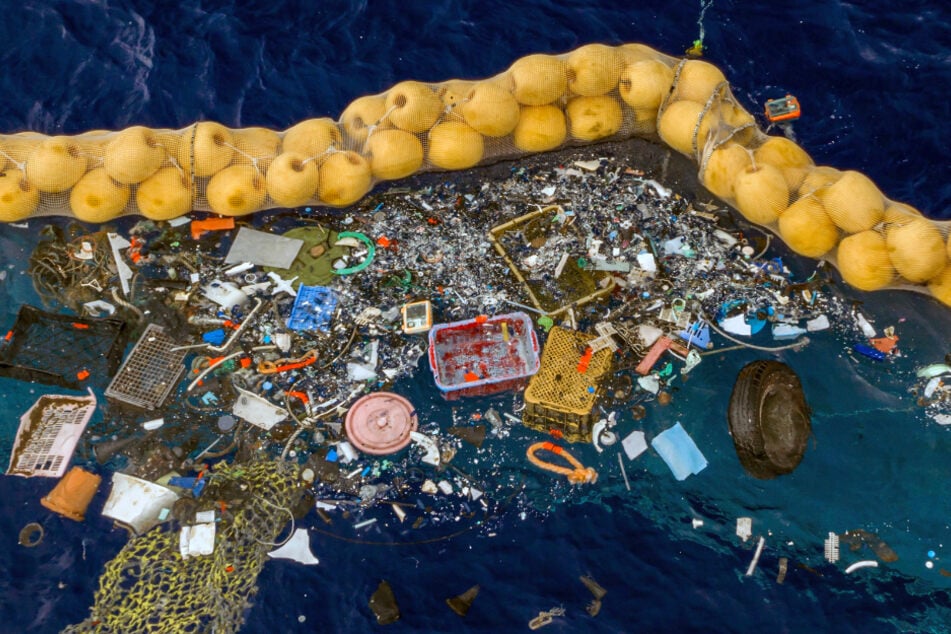 An einer Barriere sammelt sich auf dem Meer treibender Plastikmüll.