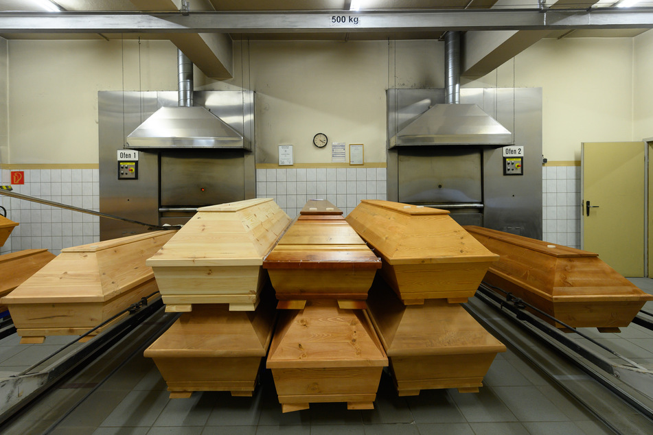 Särge mit Verstorbenen, die an oder mit dem Coronavirus gestorben sind, stehen im Krematorium vor dem Einäscherungsofen.
