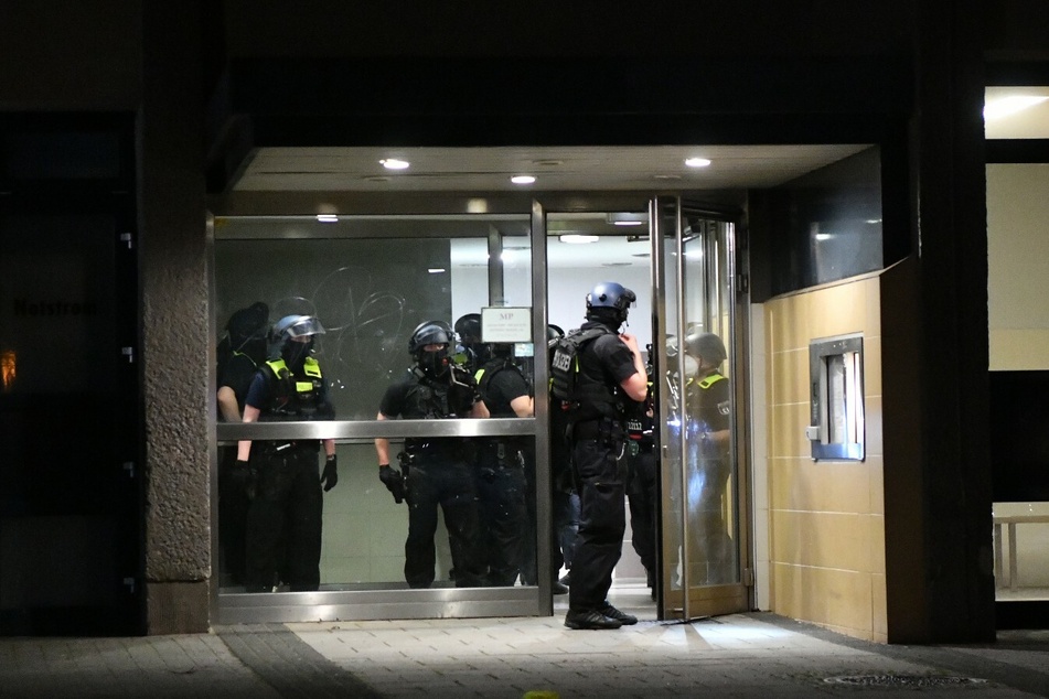 Die Polizei stürmte das Hochhaus mit Maschinenpistolen im Anschlag.