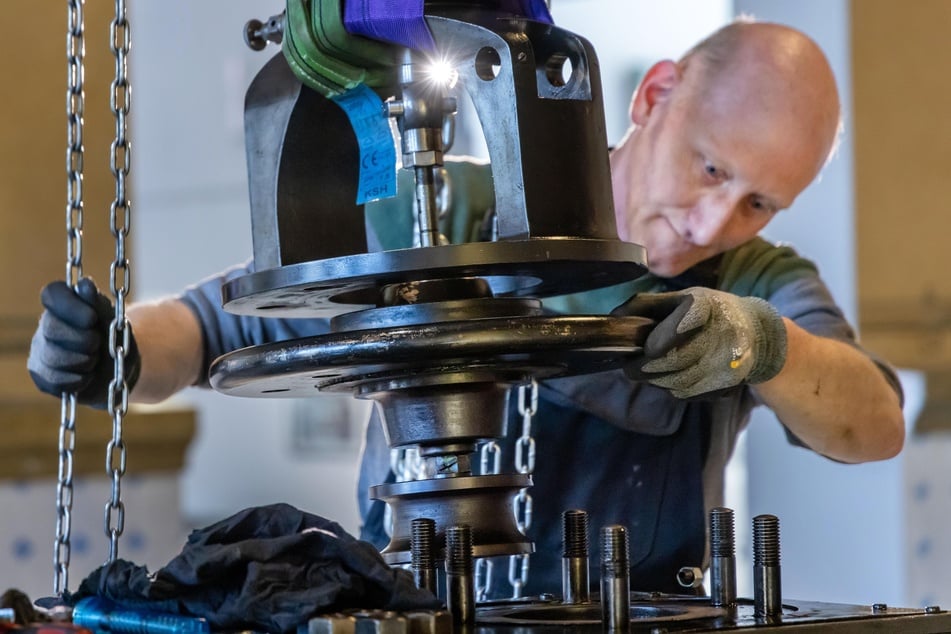 Museumsvorführer Frank Hartmann (54) bei der Montage des Einlassventils.