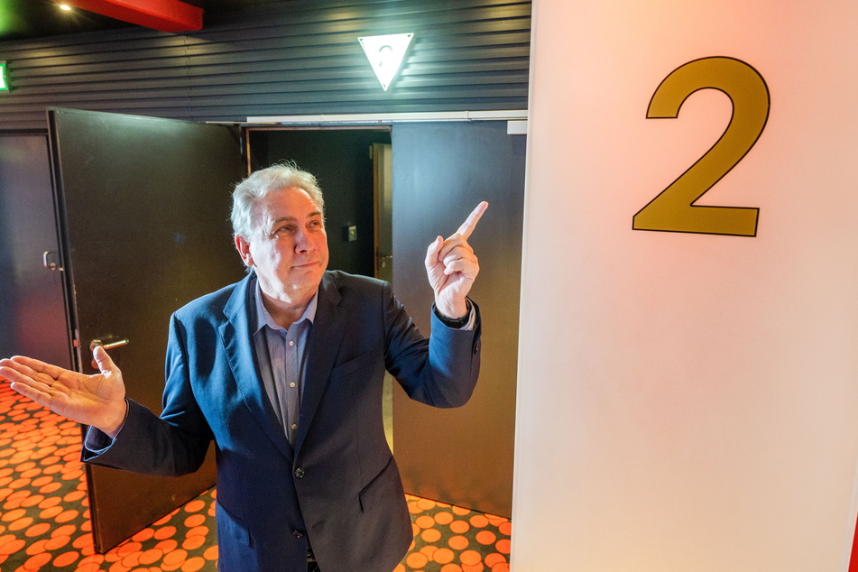 Kino-Chef Bernd Karnatz (62) verpasst Kinosaal Nummer 2 ein neues Aussehen. Bald können Besucher dort die neue Einrichtung testen.