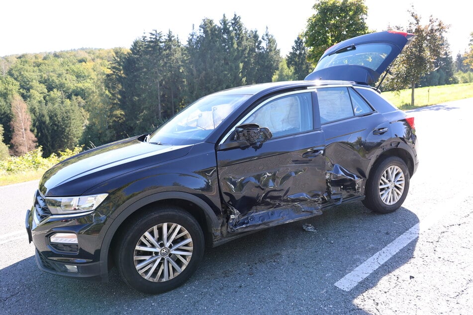 Der VW wurde bei dem Unfall auf der Fahrerseite stark demoliert.