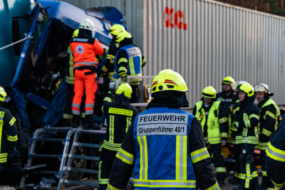 Mit viel "Manpower" und schwerem Gerät befreiten die Feuerwehrkräfte den eingeklemmten 51-Jährigen aus seinem Führerhaus.