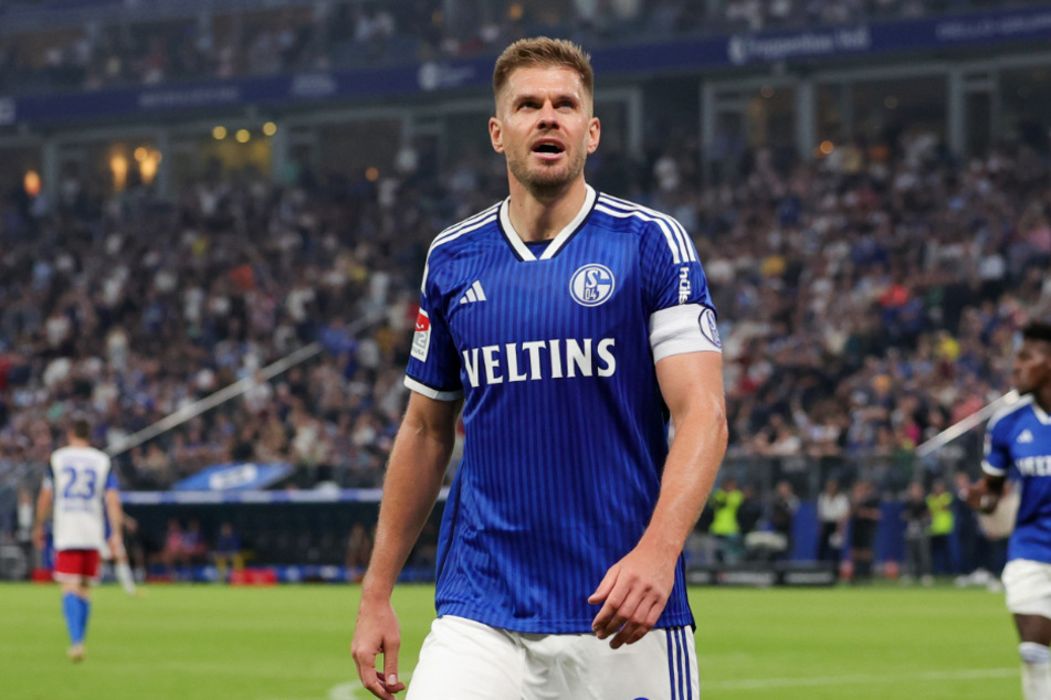 Er trug sich natürlich auch in die Torschützenliste ein: Simon Terodde, Ex-HSVer und Rekordknipser der 2. Bundesliga, erzielte das 3:3 für Schalke.