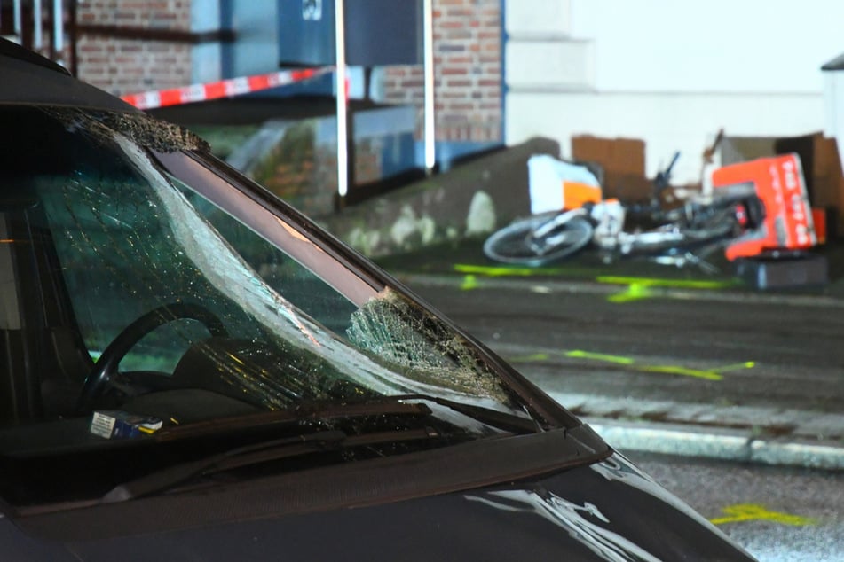 Die Windschutzscheibe zeigt deutlich, dass der Mann frontal vom Auto erfasst wurde.