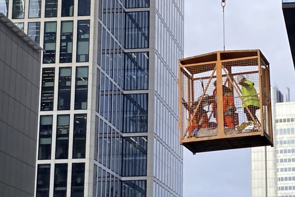 Frankfurt: Arbeiter im 14. Stock von Bauteil getroffen: Spektakuläre Höhenrettung in Frankfurts City