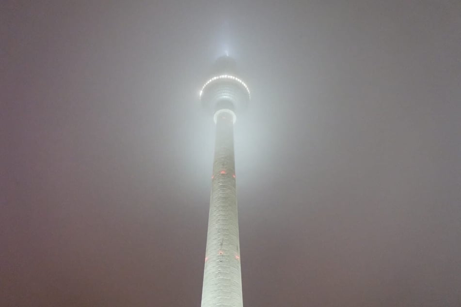 Der Fernsehturm ist das höchste Gebäude in Berlin.