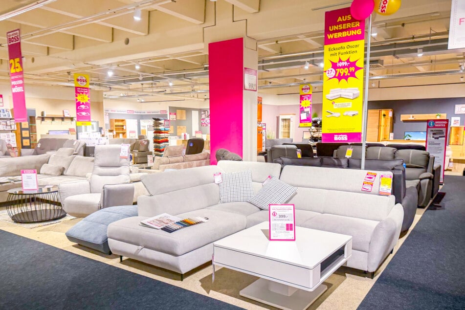 Am Freitag (6.3.) lohnt sich ein Besuch bei Möbel Boss für alle, die ein neues Sofa, große Wohnwände oder tolle Couchtische suchen.