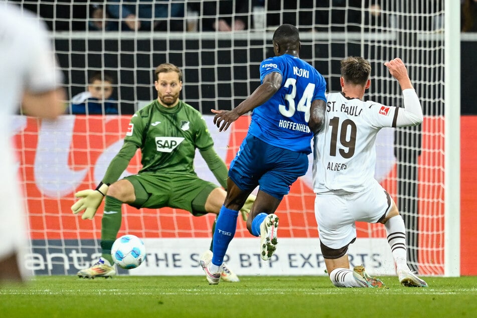 St. Paulis Andreas Albers (r.) schiesst an Hoffenheims Torwart Oliver Baumann vorbei ins Tor.