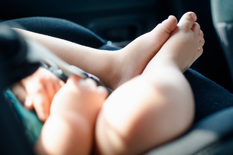 Etwa 15 Minuten war das kleine Mädchen in dem überhitzten Auto eingeschlossen. (Symbolbild)