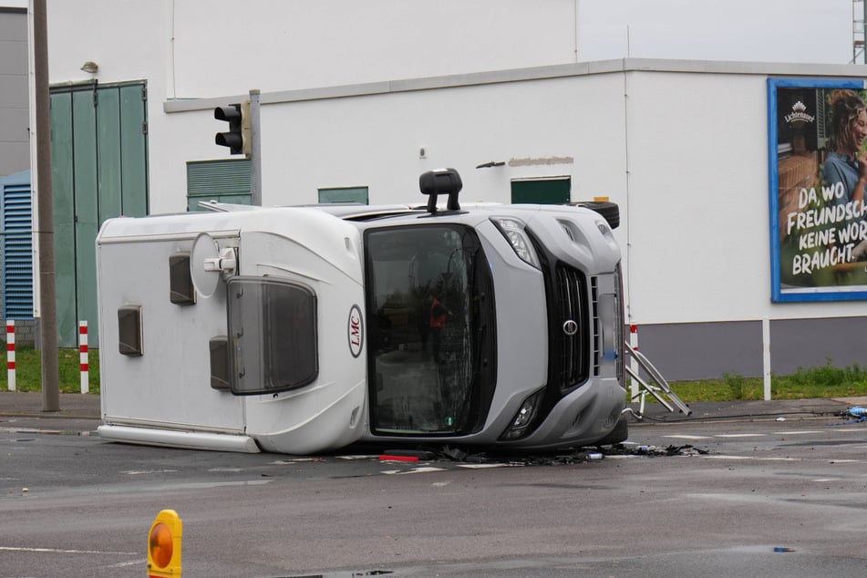 Das Wohnmobil landete auf seiner Beifahrerseite.