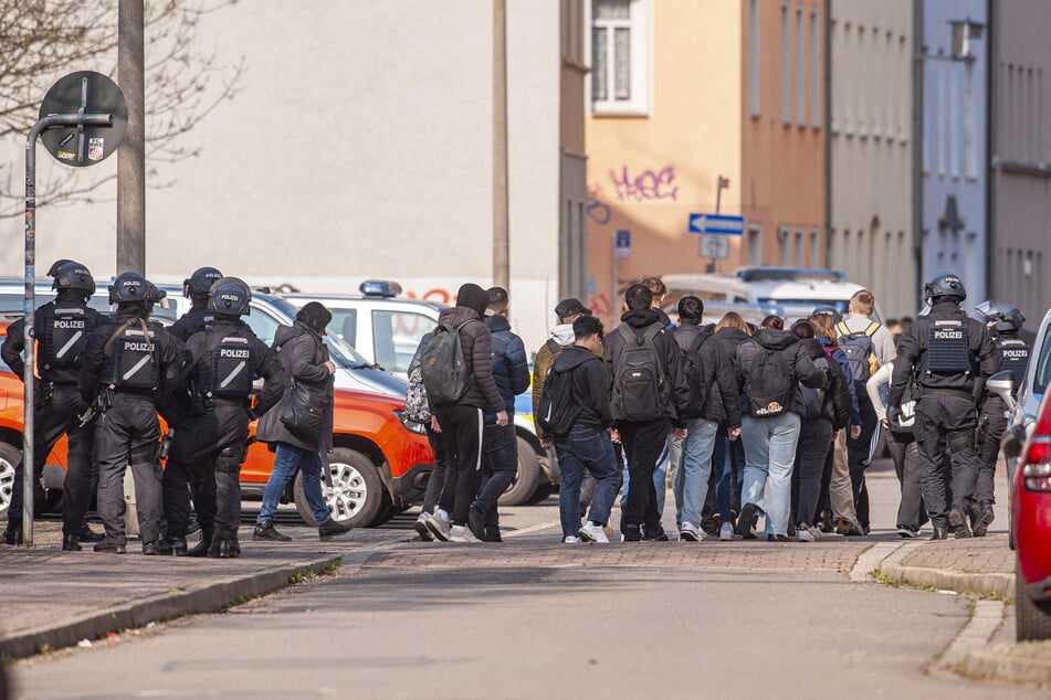 Amok-Alarm in Erfurt? Polizei riegelt Regelschule nach Drohung ab