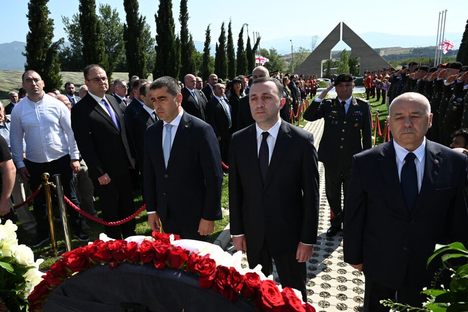Der georgische Premierminister Irakli Garibaschwili (41, 2.v.r.) nimmt an einer Gedenkfeier zum Kriegsende vor 15 teil. Seine Regierung bemüht sich um einen Ausgleich mit Russland und nähert sich dem großen Nachbarstaat vorsichtig an. Nach dem verlorenen Krieg von 2008 hält Russland nach wie vor zwei Regionen im kleinen Kaukasus-Staat besetzt und hat dort Speratisten-Regierungen eingesetzt.