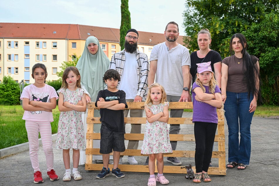 Romy Meyer (35,h.l.), den anderen Eltern und Kindern der Fuchs-Gruppe blieb nur nioch die Palette.