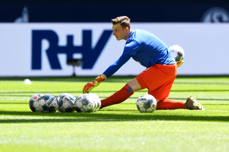 Markus Schubert sitzt beim FC Schalke 04 nach durchwachsenen Leistungen nur noch auf der Bank.