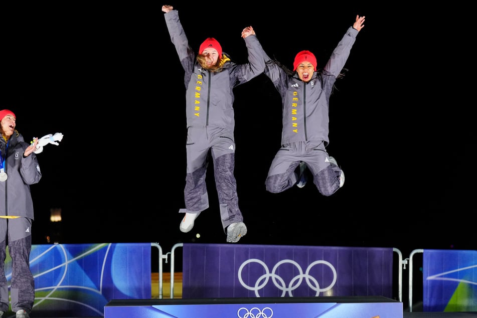 Laura Nolte (27, l.) und Deborah Levi (28) feiern ihren Goldsieg im Zweierbob.