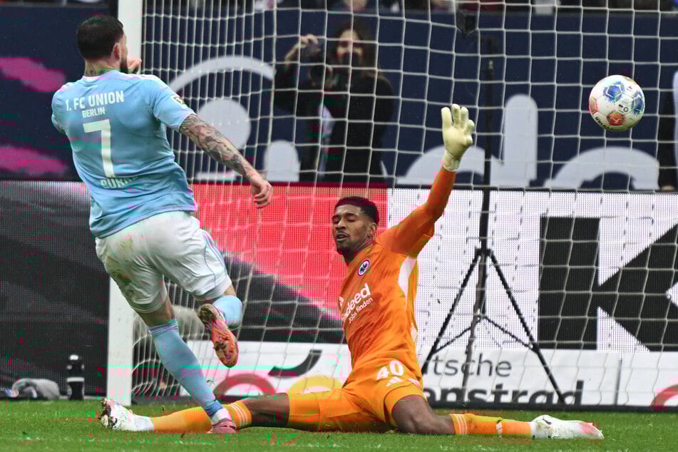 Mit seinem Hattrick gegen Eintracht Frankfurt ließ Oliver Burke (28, l.) im vergangenen September kurzzeitig aufhorchen.