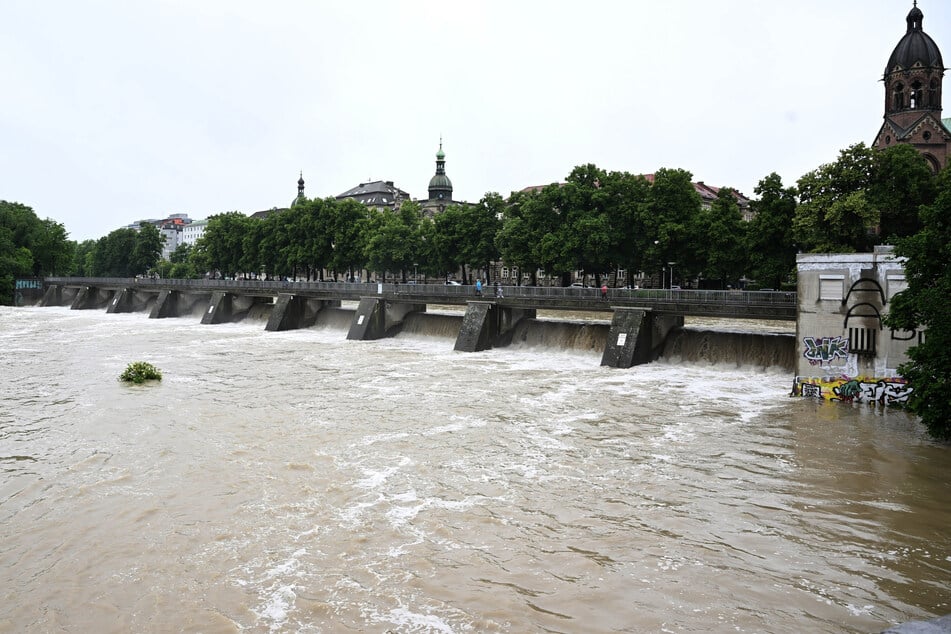 So hoch stand die Isar auf der Höhe der Praterinsel beim Hochwasser im Juni. (Archiv)