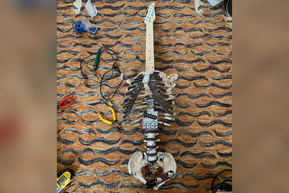 Die Gitarre wurde aus den Überresten von Prince Midnights verstorbenem Onkel gebaut.