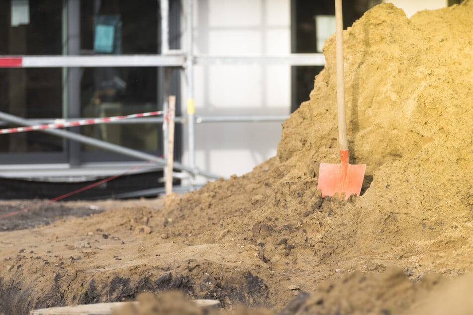 Mann stürzt in Baugrube und wird von Metallstangen durchbohrt
