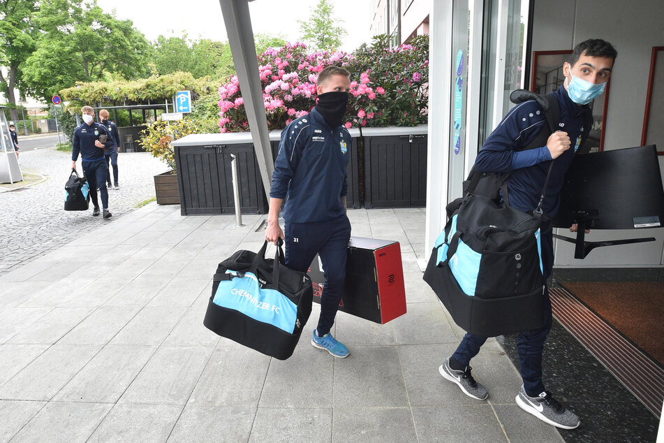 Ab in die Isolation! Die CFC-Kicker, hier Rafel Garcia (r.) und Paul Milde, nächtigen bis zum Ende der Woche im Penta-Hotel.
