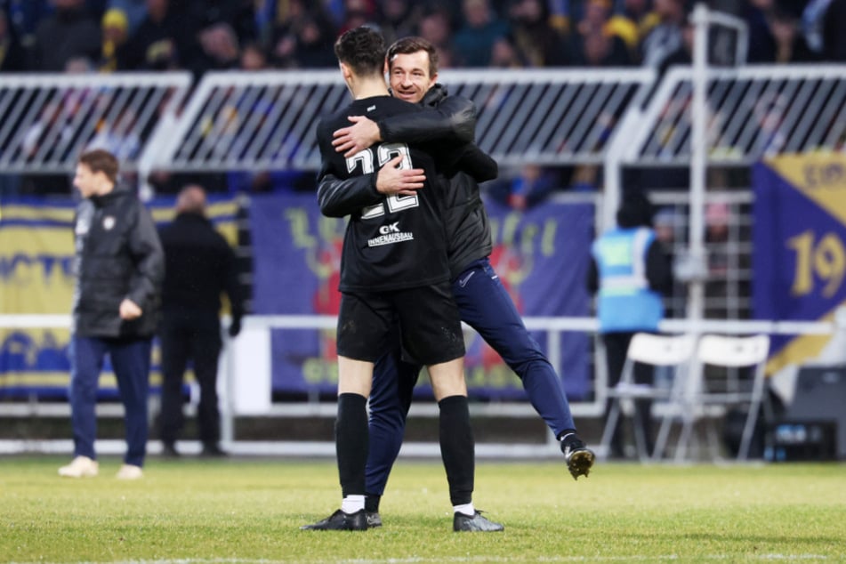 Louis Lord wurde nach dem Sieg in Leipzig von Stammkeeper Martin Männel (37) herzlich umarmt.