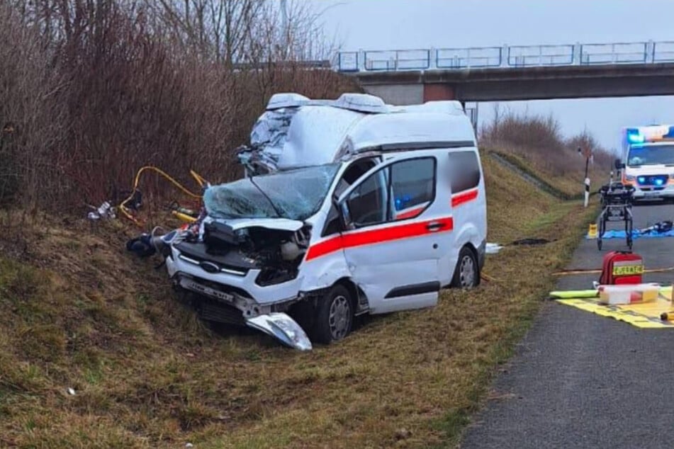 Ein Krankentransporter ist auf der A20 bei Greifswald verunglückt.