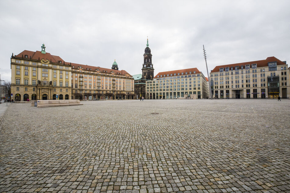 Am Montagabend fand eine Kundgebung gegen die Corona-Maßnahmen auf dem derzeit meist recht leeren Dresdner Altmarkt statt.