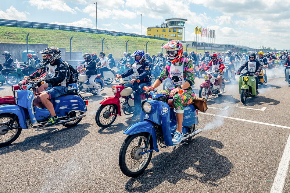 Rund 300 Teilnehmer sammelten sich für den Start auf dem Sachsenring.