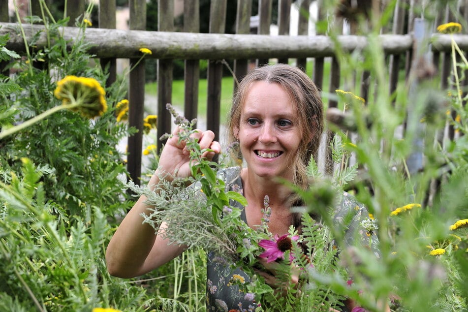 Katja Sagan (43) kennt den Segen der Natur. Manche Kräuter in ihrem Garten helfen den Tauben bei Atemwegserkrankungen im Herbst und Winter.