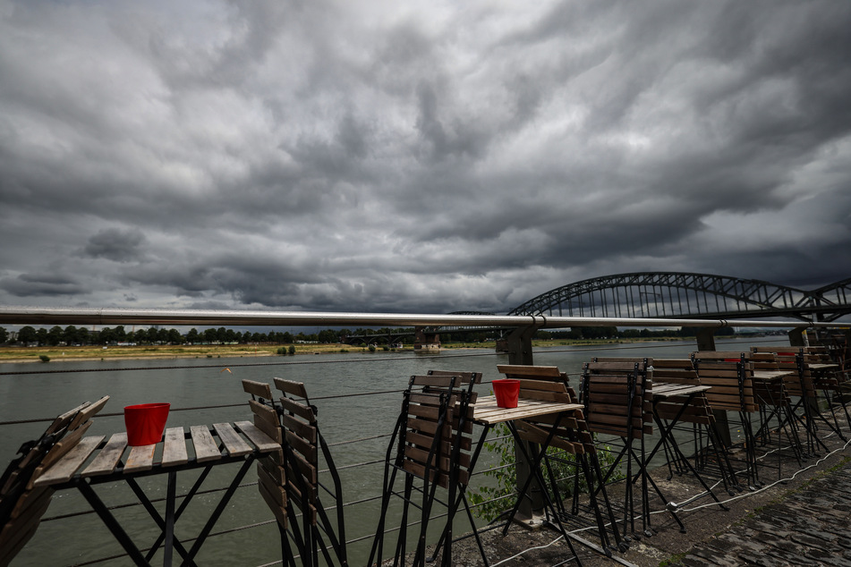 Über Köln ziehen am Dienstag dichte Wolken auf, die Gewitter, Starkregen und Hagel im Gepäck haben. (Archivbild)