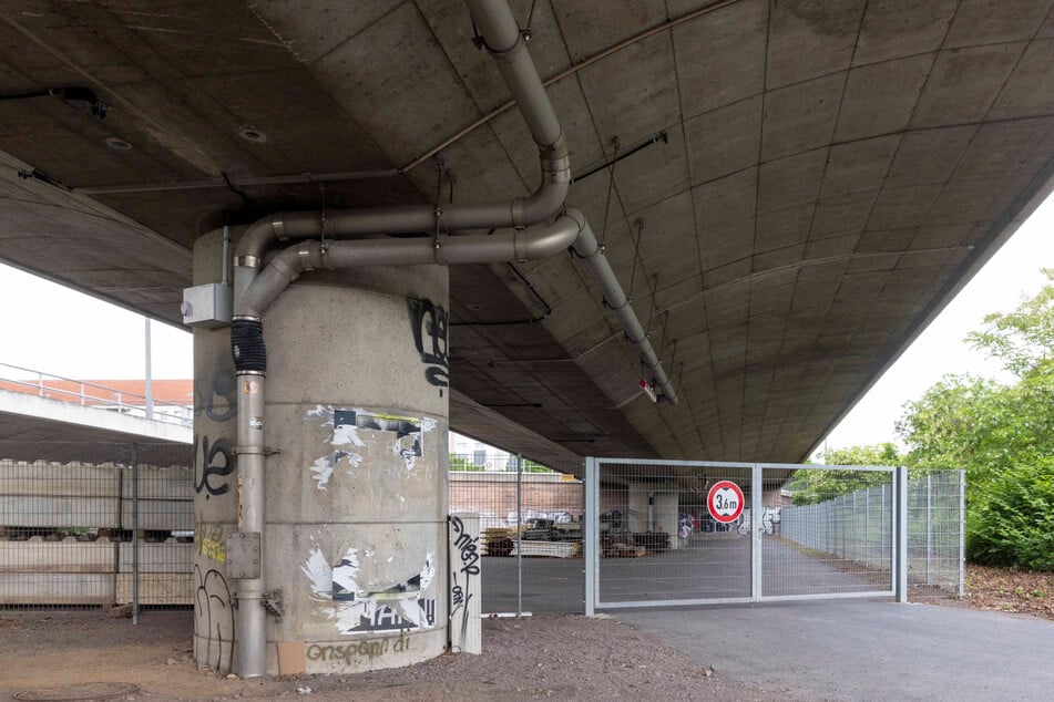 Im Bereich dieser Pfeiler wurden Drahtbrüche im Spannbeton festgestellt.