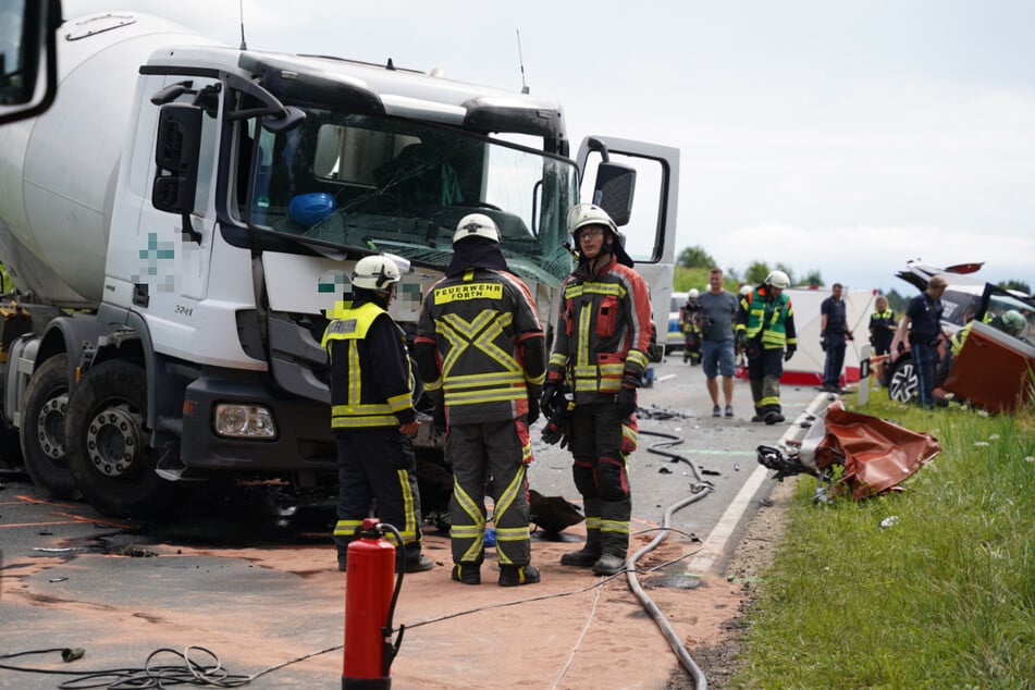 Zur Bergung und Unfallaufnahme blieb die Straße zwischen Eckental und Schnaittach stundenlang gesperrt.