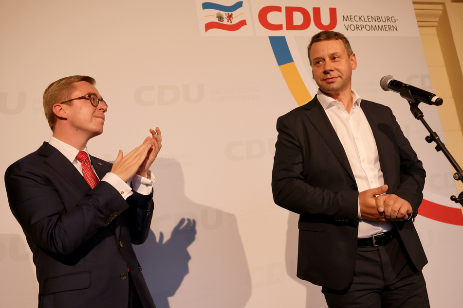 Michael Sack (r., CDU) steht neben Philipp Amthor (CDU) in der Orangerie im Schloss.