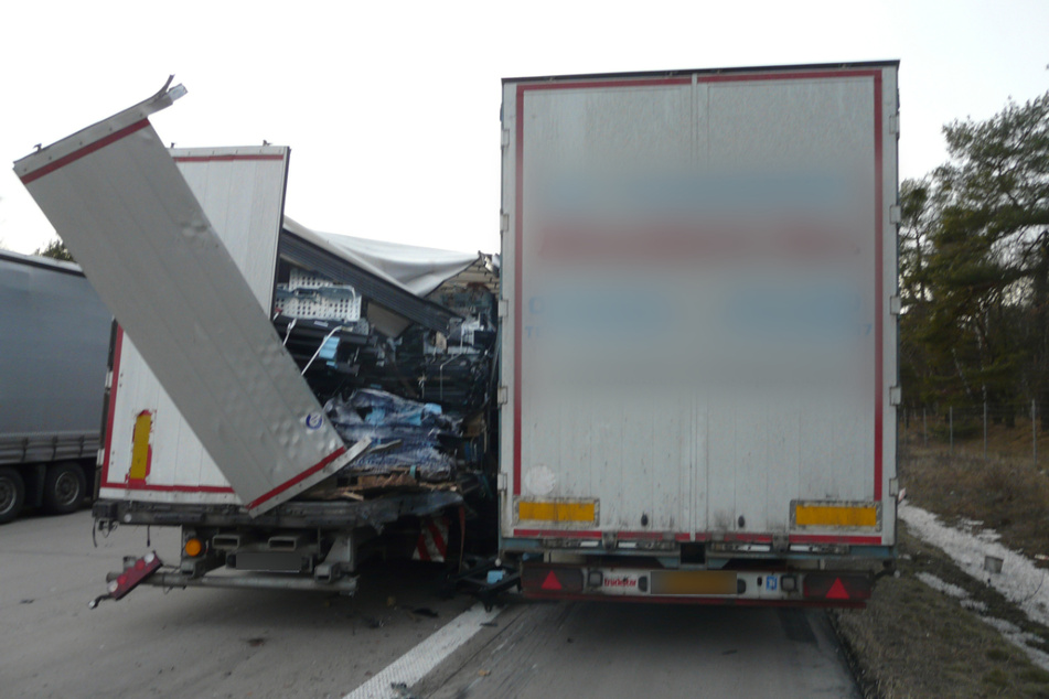 Der Sattelzug aus Holland (r.) krachte in einen Lastwagen aus Polen.