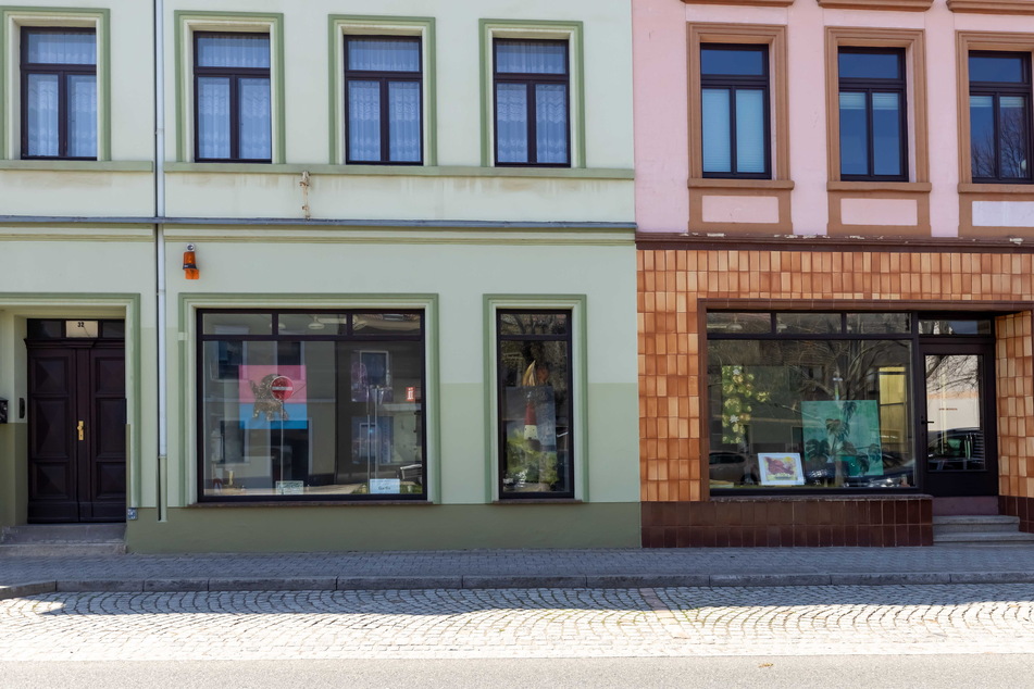 Die großen Scheiben des Ateliers eröffnen neue Ausstellungsräume für regionale Künstler.